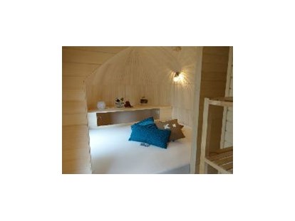 Luxury camping - Dusche - Münsterland - Schlafbereich mit direktem Seeblick - Dingdener Heide Urlaubshöhle