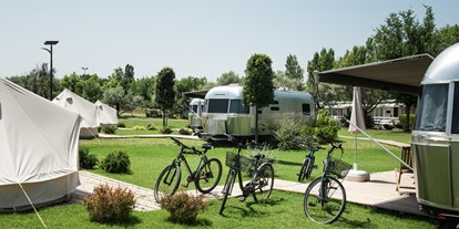 Luxuscamping - Terrasse - Italien - Camping Ca' Savio Airstreams auf Camping Ca' Savio