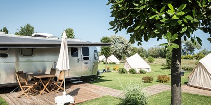 Luxuscamping - Terrasse - Italien - Camping Ca' Savio Airstreams auf Camping Ca' Savio