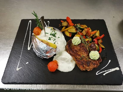 Luxury camping - Austria - Steak im Seerestaurant Pirkdorfer See - Lakeside Petzen Glamping Resort Glamping Chalet 43m²  mit großer Terrasse im Lakeside Petzen Glamping