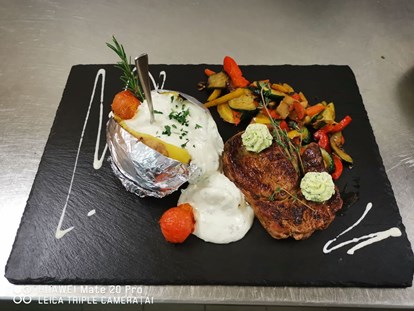 Luxury camping - Dusche - Austria - Steak im Seerestaurant Pirkdorfer See - Lakeside Petzen Glamping Resort Glamping Chalet 43m²  mit großer Terrasse im Lakeside Petzen Glamping