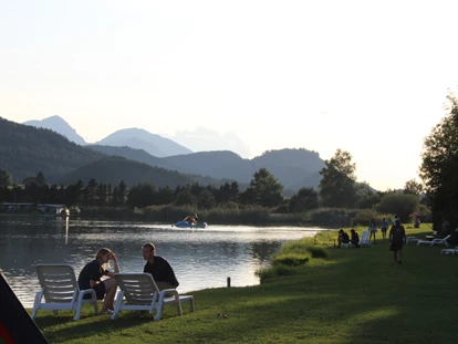 Luxury camping - Austria - Den Abend kann man am Ufer des Pirkdorfer Sees gemütlich ausklingen lassen. - Lakeside Petzen Glamping Resort Baumzelt im Lakeside Petzen Glamping