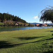 Luxuscamping: Pirkdorfer See eingebettet in die wunderschöne Landschaft.  - Lakeside Petzen Glamping Resort: Baumzelt im Lakeside Petzen Glamping