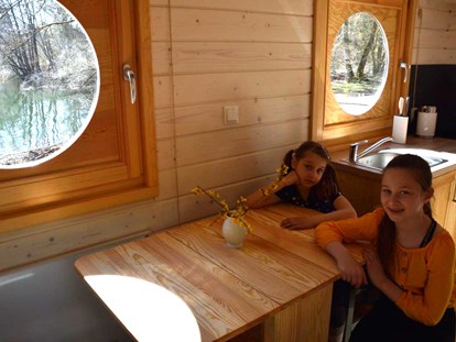 Luxury camping - Kühlschrank - Küche mit Klapptisch - Naturcampingpark Rehberge Wurlwagen mit Seeblick - Naturcampingpark Rehberge