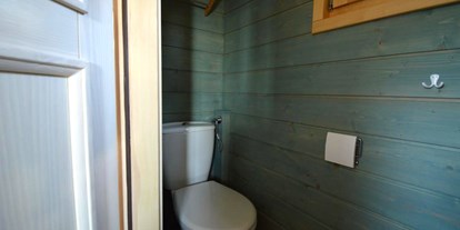 Luxuscamping - Kochmöglichkeit - Bad mit WC und Waschbecken - Naturcampingpark Rehberge Wurlwagen mit Seeblick - Naturcampingpark Rehberge