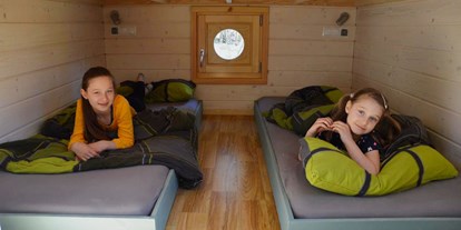 Luxuscamping - Art der Unterkunft: Zirkuswagen/Schäferwagen - unterer Schlafbereich - Naturcampingpark Rehberge Wurlwagen mit Seeblick - Naturcampingpark Rehberge