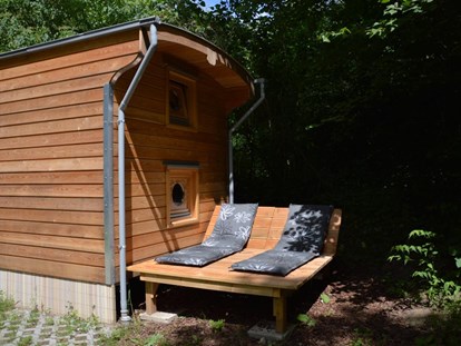 Luxury camping - Preisniveau: moderat - Lychen Retzow - Doppel-Sonnenliege - Naturcampingpark Rehberge Wurlwagen mit Seeblick - Naturcampingpark Rehberge