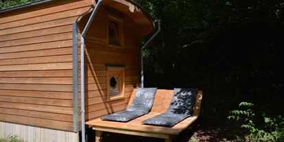 Luxuscamping - Kochmöglichkeit - Doppel-Sonnenliege - Naturcampingpark Rehberge Wurlwagen mit Seeblick - Naturcampingpark Rehberge