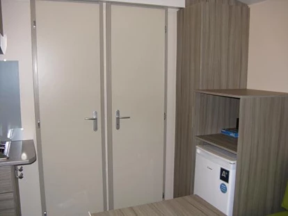 Luxuscamping - Heizung - Mosel / Müllerthal / Grevenmacher - Kuhlschrank - Camping Neumuehle Muellerthal Mercure MobilHeim Glamping Neumuhle Luxemburg. 4 Pers. 2 Schlaffzimmer. Douche. Wc.