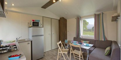Luxuscamping - Heizung - Mosel / Müllerthal / Grevenmacher - Zimmer - Camping Neumuehle Muellerthal Neptunes MobilHeim Glamping Neumuhle Luxemburg. 4 Pers. 2 Schlaffzimmer. Douche. Wc.