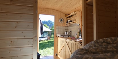 Luxuscamping - Kaffeemaschine - Blaumeischen, Blick nach draußen - Ecolodge Hinterland Bauwagen Lodge