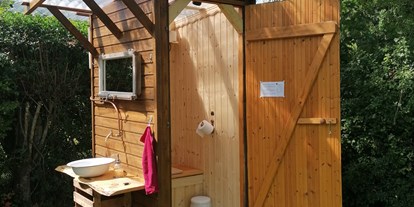 Luxuscamping - Art der Unterkunft: Zirkuswagen/Schäferwagen - Sauerland - Toilettenhäuschen mit Kompost-Trenntoilette und Waschbecken - Ecolodge Hinterland Bauwagen Lodge