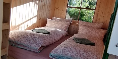 Luxuscamping - Kaffeemaschine - Bett im Kohlmeischen, Bett:160x200 cm - Ecolodge Hinterland Bauwagen Lodge