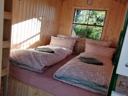 Luxuscamping - Art der Unterkunft: Zirkuswagen/Schäferwagen - Hessen - Bett im Kohlmeischen, Bett:160x200 cm - Ecolodge Hinterland Bauwagen Lodge