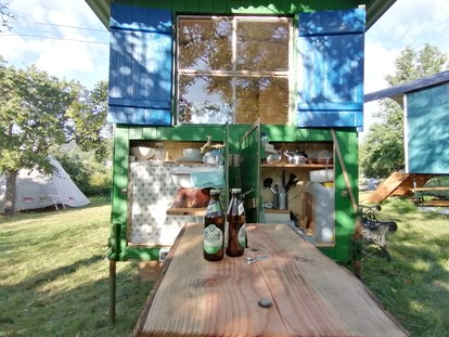 Luxury camping - Preisniveau: moderat - Hesse - Kohlmeischen, überdachte Außenküche - Ecolodge Hinterland Bauwagen Lodge