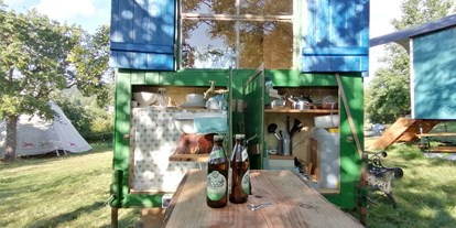 Luxuscamping - Art der Unterkunft: Zirkuswagen/Schäferwagen - Kohlmeischen, überdachte Außenküche - Ecolodge Hinterland Bauwagen Lodge