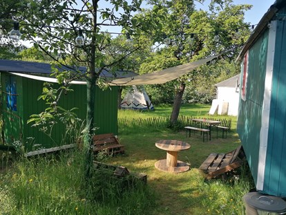 Luxury camping - Parkplatz bei Unterkunft - Sauerland - Das Draußen-Wohnzimmer - Ecolodge Hinterland Bauwagen Lodge