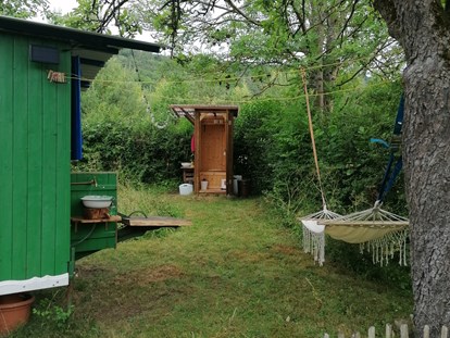 Luxuscamping - Art der Unterkunft: Zirkuswagen/Schäferwagen - Außenbereich mit Hängematte - Ecolodge Hinterland Bauwagen Lodge