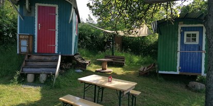 Luxuscamping - Kaffeemaschine - Sitzplatz im Außenbereich - Ecolodge Hinterland Bauwagen Lodge