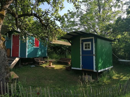 Luxury camping - Parkplatz bei Unterkunft - Sauerland - Außenbereich - Ecolodge Hinterland Bauwagen Lodge