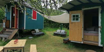 Luxuscamping - Preisniveau: moderat - Außenbereich - Ecolodge Hinterland Bauwagen Lodge