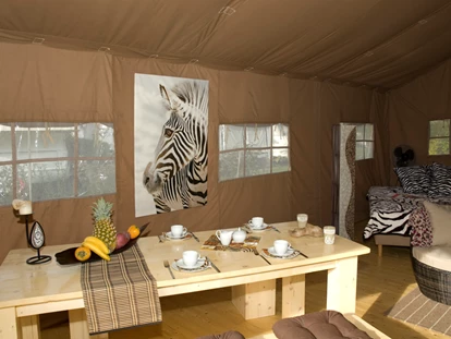 Luxury camping - Kochmöglichkeit - Region Schwaben - Der Esstisch bietet viel Platz für ein gemütliches Frühstück. - Camping Park Gohren Safarizelte Camping Park Gohren