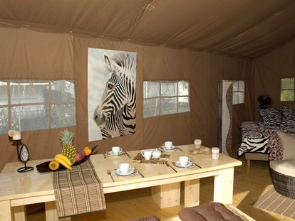 Luxury camping - Kochmöglichkeit - Region Bodensee - Der Esstisch bietet viel Platz für ein gemütliches Frühstück. - Camping Park Gohren Safarizelte Camping Park Gohren