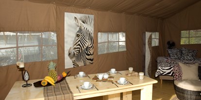 Luxuscamping - Kochmöglichkeit - Region Bodensee - Der Esstisch bietet viel Platz für ein gemütliches Frühstück. - Camping Park Gohren Safarizelte Camping Park Gohren