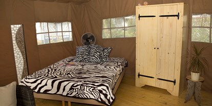 Luxuscamping - Kühlschrank - Region Bodensee - Ein Doppelbett für die Erwachsenen und ein Stockbett für die Kinder. Eine Zustell-Liege ist auf Anfrage möglich. - Camping Park Gohren Safarizelte Camping Park Gohren