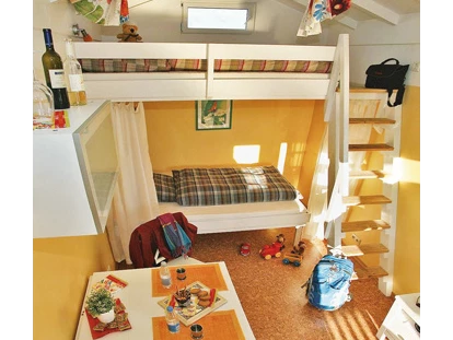 Luxury camping - Art der Unterkunft: Mobilheim - Region Schwaben - Ein gemütlicher Innenraum zum Schlafen. Die unterschiedlichen Ferienchalets haben auch verschiedene Unterbringungsmöglichkeiten. - Camping Park Gohren Ferienchalets Camping Park Gohren