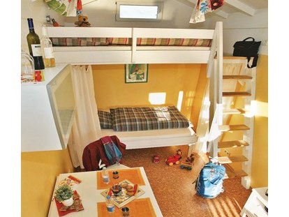 Luxury camping - Heizung - Region Bodensee - Ein gemütlicher Innenraum zum Schlafen. Die unterschiedlichen Ferienchalets haben auch verschiedene Unterbringungsmöglichkeiten. - Camping Park Gohren Ferienchalets Camping Park Gohren