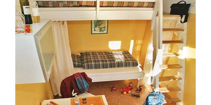 Luxuscamping - Region Schwaben - Ein gemütlicher Innenraum zum Schlafen. Die unterschiedlichen Ferienchalets haben auch verschiedene Unterbringungsmöglichkeiten. - Camping Park Gohren Ferienchalets Camping Park Gohren