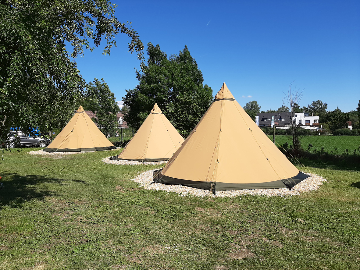 Luxuscamping: Unsere 3 neuen Indianerzelte: 2 kleine Tipis für bis zu jeweils 6 Personen, 2 großes Tipi für bis zu 12 Personen. - Camping Park Gohren: Tipis Camping Park Gohren