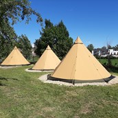 Glampingunterkunft: Unsere 3 neuen Indianerzelte: 2 kleine Tipis für bis zu jeweils 6 Personen, 2 großes Tipi für bis zu 12 Personen. - Camping Park Gohren: Tipis Camping Park Gohren