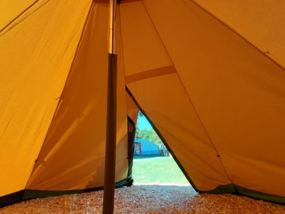 Luxuscamping - Blick nach oben ins Tipi. - Camping Park Gohren Tipis Camping Park Gohren