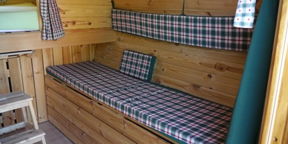 Luxuscamping - PLZ 86444 (Deutschland) - Die Bank lässt sich verbreitern, so dass ein Einzelbett entsteht auf dem auch ein Erwachsener liegen kann (2,10 x 0,70 cm). - Lech Camping Schlaf-Fass bei Lech Camping