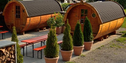 Luxuscamping - Bayern - Die Fässer sind schön angeordnet, Trinkwasser gibt es direkt daneben - Lech Camping Schlaf-Fass bei Lech Camping