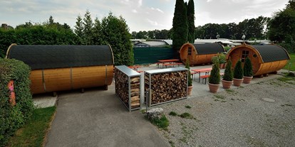Luxuscamping - Bayern - Manchmal werden auch mehrere Fässer gebucht wenn Freunde zusammen verreisen - Lech Camping Schlaf-Fass bei Lech Camping