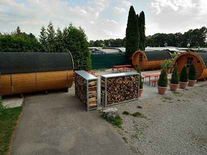 Luxury camping - Region Augsburg - Manchmal werden auch mehrere Fässer gebucht wenn Freunde zusammen verreisen - Lech Camping Schlaf-Fass bei Lech Camping