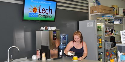 Luxuscamping - PLZ 86444 (Deutschland) - In unserer Rezeption können Sie auch frische Kaffeespezialitäten genießen. Wie wäre es mit Coffee to go und dazu eine Zeitung am Morgen? - Lech Camping Schlaf-Fass bei Lech Camping