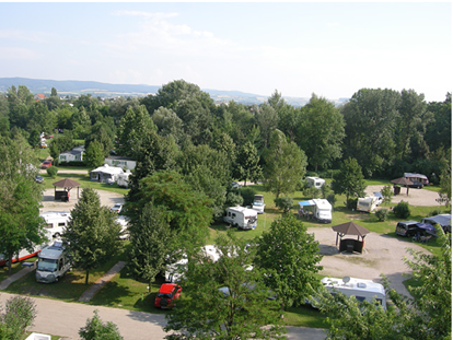 Luxury camping - getrennte Schlafbereiche - Lower Austria - Luftaufnahme Campingplatz - Donaupark Camping Tulln Mobilheime auf Donaupark Camping Tulln