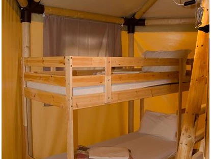 Luxury camping - barrierefreier Zugang - Adria - Glamping-Zelte: Schlafzimmer mit Etagenbett - Camping Rialto Glampingzelte auf Camping Rialto