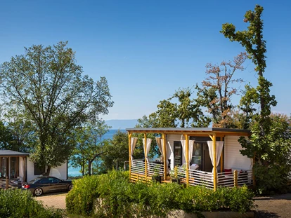 Luxury camping - Gartenmöbel - Istria - Campingplatz Njivice - Meinmobilheim Gold auf dem Campingplatz Njivice