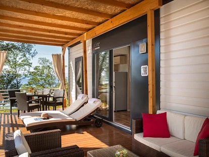 Luxury camping - Gartenmöbel - Istria - Campingplatz Njivice - Meinmobilheim Gold auf dem Campingplatz Njivice