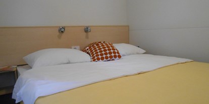 Luxuscamping - Klimaanlage - Dalmatien - Campingplatz Kozarica - Meinmobilheim Couple auf dem Campingplatz Kozarica