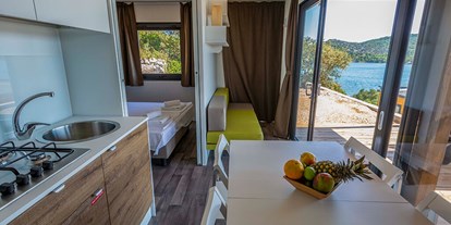 Luxuscamping - Sonnenliegen - Dalmatien - Olivia Green Camping - Meinmobilheim Luxury Couple Camping Suite Seaview auf dem Olivia Green Camping