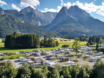 Luxury camping - getrennte Schlafbereiche - Luftaufnahme vom Campingplatz - Camping Resort Zugspitze Berghütten Premium im Camping Resort Zugspitze