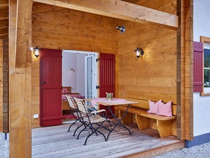 Luxuscamping - Preisniveau: gehoben - Terrasse - Camping Resort Zugspitze Berghütten Premium im Camping Resort Zugspitze