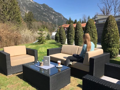 Luxury camping - getrennte Schlafbereiche - Oberbayern - Bistro Lounge - Camping Resort Zugspitze Berghütten Premium im Camping Resort Zugspitze