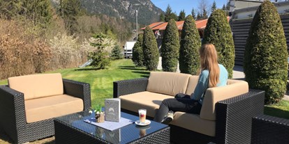 Luxuscamping - Hunde erlaubt - Bayern - Bistro Lounge - Camping Resort Zugspitze Berghütten Premium im Camping Resort Zugspitze